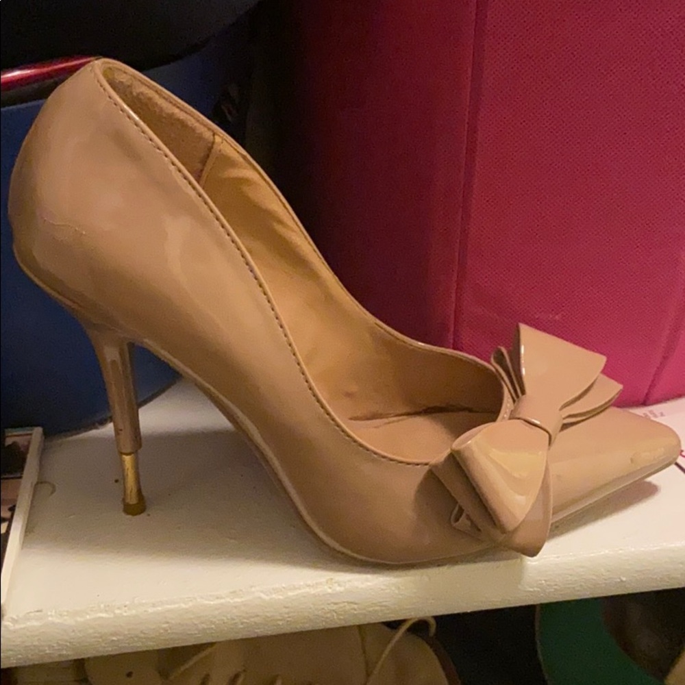 Cute nude pump.